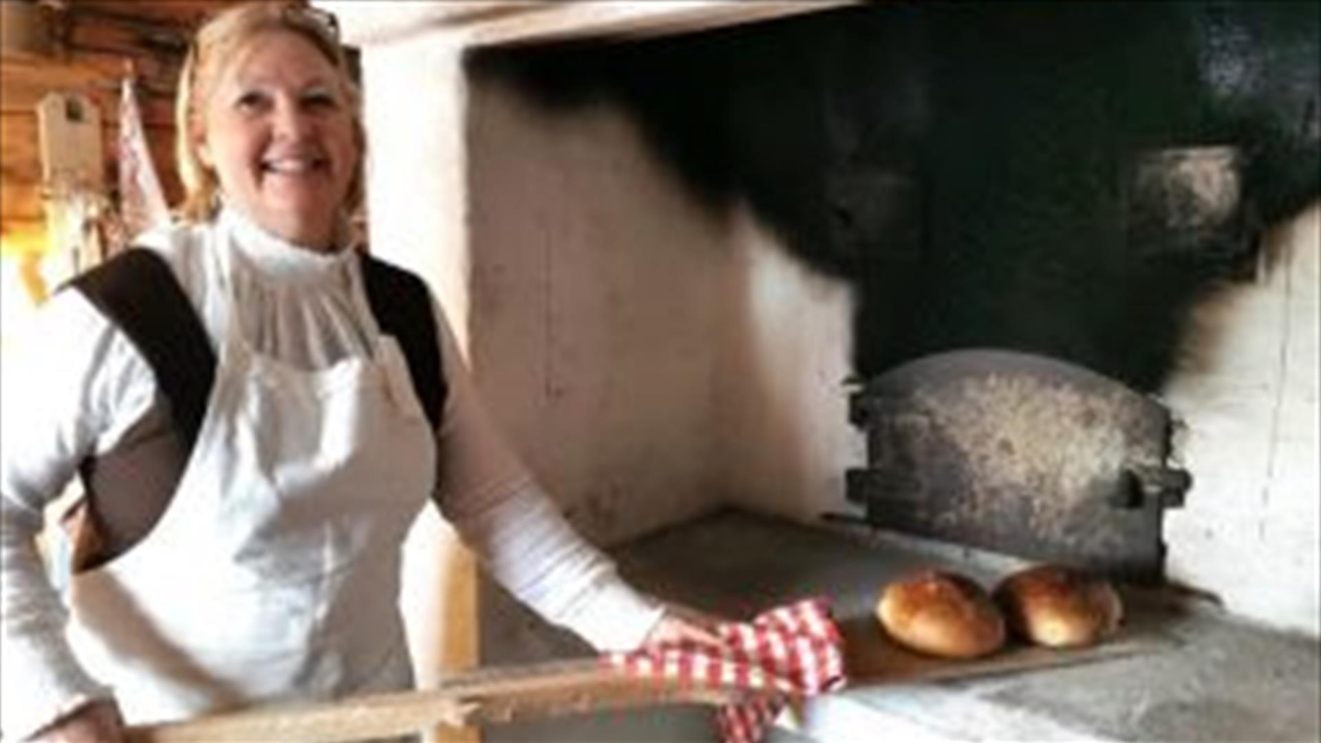 Kjersti Horgen baker i den gamle bakerovnen. Foto: Anne Gallefos Wollertsen