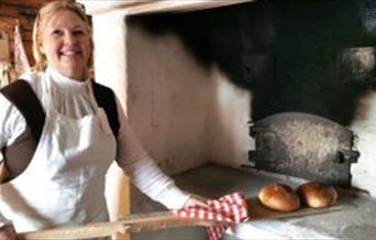Kjersti Horgen baker i den gamle bakerovnen. Foto: Anne Gallefos Wollertsen