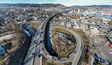 Drammen har en rekke veikryss og trafikkårer gjennom sentrum. Her fra Bangeløkka på Strømsø.