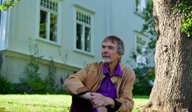 Geirr Lystrup til kunstnerkirken i Holmsbu. Foto: Marianne Lystrup.