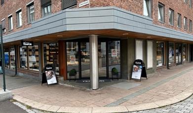 Du finner oss på hjørnet i krysset Nedre Torggate og Schwenckegata