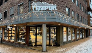 Du finner oss på hjørnet i krysset Nedre Torggate og Schwenckegata