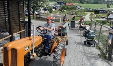 Bli med på tur i traktor