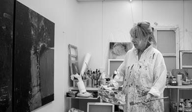 Kunstneren i sitt atelier