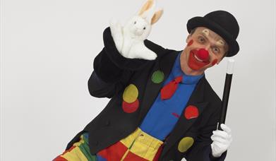 Klovnen Knerten underholder på Krøderbanen på søndag