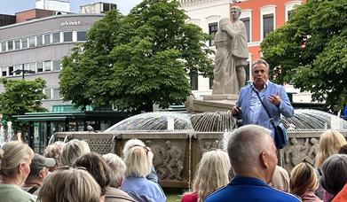 Byvandring: Fredsvåren i Drammen