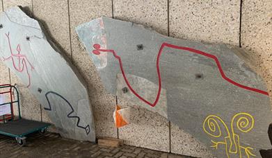 Bildet viser 2 orienteringsløpere som diskuterer veivalg