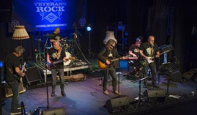 Veterans Rock sitt motto er: Keep On Rocking In A Free World