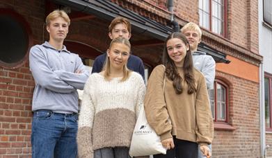 elever står utenfor akademiet vgs heltberg drammen.