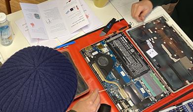 Vi renser pc-en for støv!