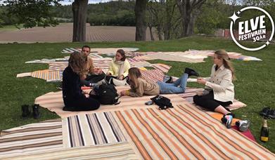 Piknik & Kunst – Healing Blanket på Strømsø torg