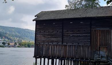 Sjøboden ved elva