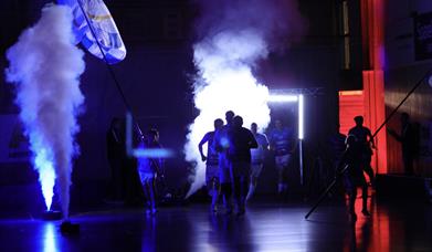 Det er show i Mjøndalshallen både før og under kampene!