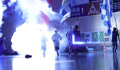 Det er show i Mjøndalshallen både før og under kampene!