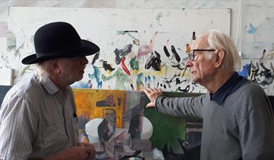 Gallerist Svein Erik Bakken og Håkon Bleken
