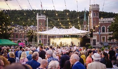 Festivaltorget under Elvefestivalen