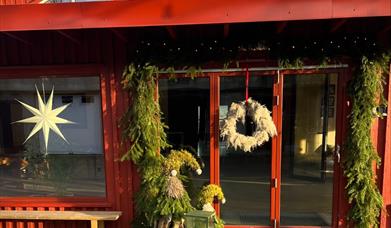 Julepyntet låve med kafé