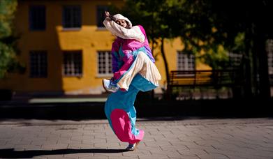 Danser: Ornilia Ubisse, koreografi av Chriz Nypan. Foto: Neil Nisbet/Panta Rei Danseteater