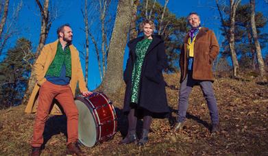 Når folkemelodiene og -historiene formes på nytt i Østerlides lydverden får de nye sjatteringer av farger, lys og skygge, men er fortsatt de samme: – Nye og gamle på samme tid!