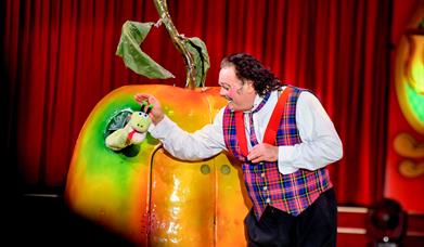 Klovnen Rudi Brukson er barnas favoritt i årets utgave av Cirkus Arnardo.