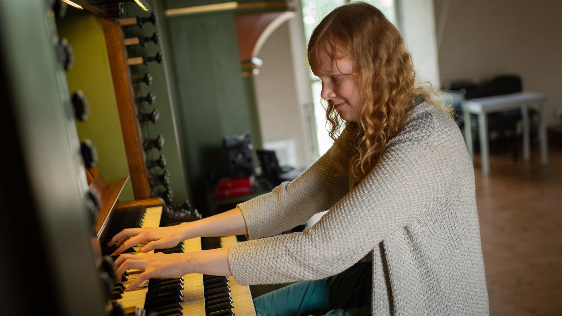 Solveig Marie Oma på orgelkrakken. (Foto: