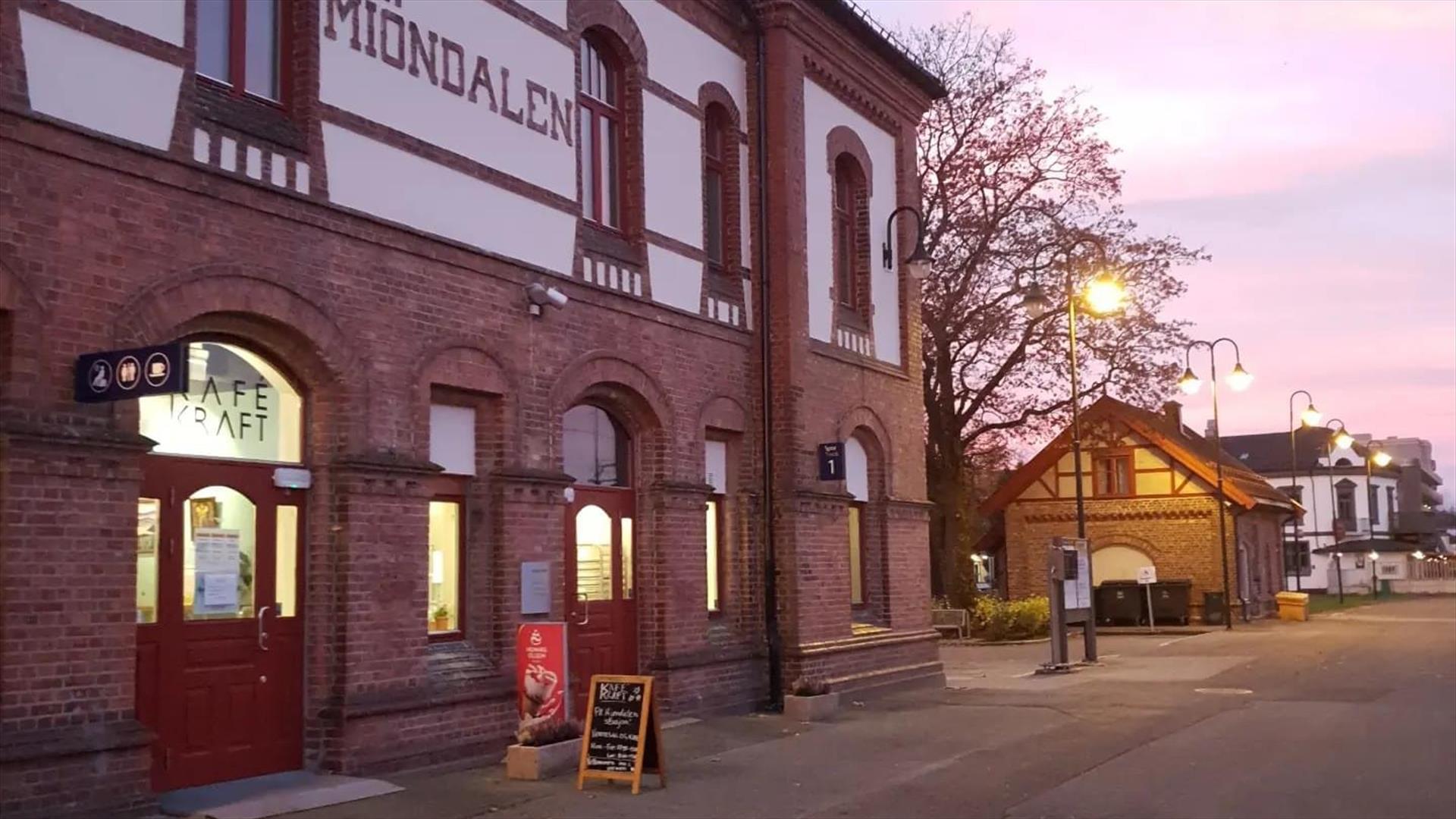 Kafé Kraft finner du i Stasjonsbygningen i Mjøndalen.
