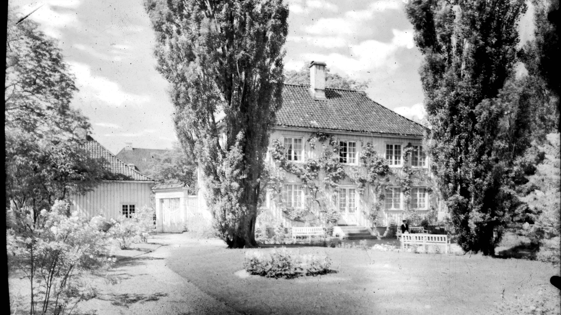 Eldre bilde av østfløyen ved lystgården Marienlyst.