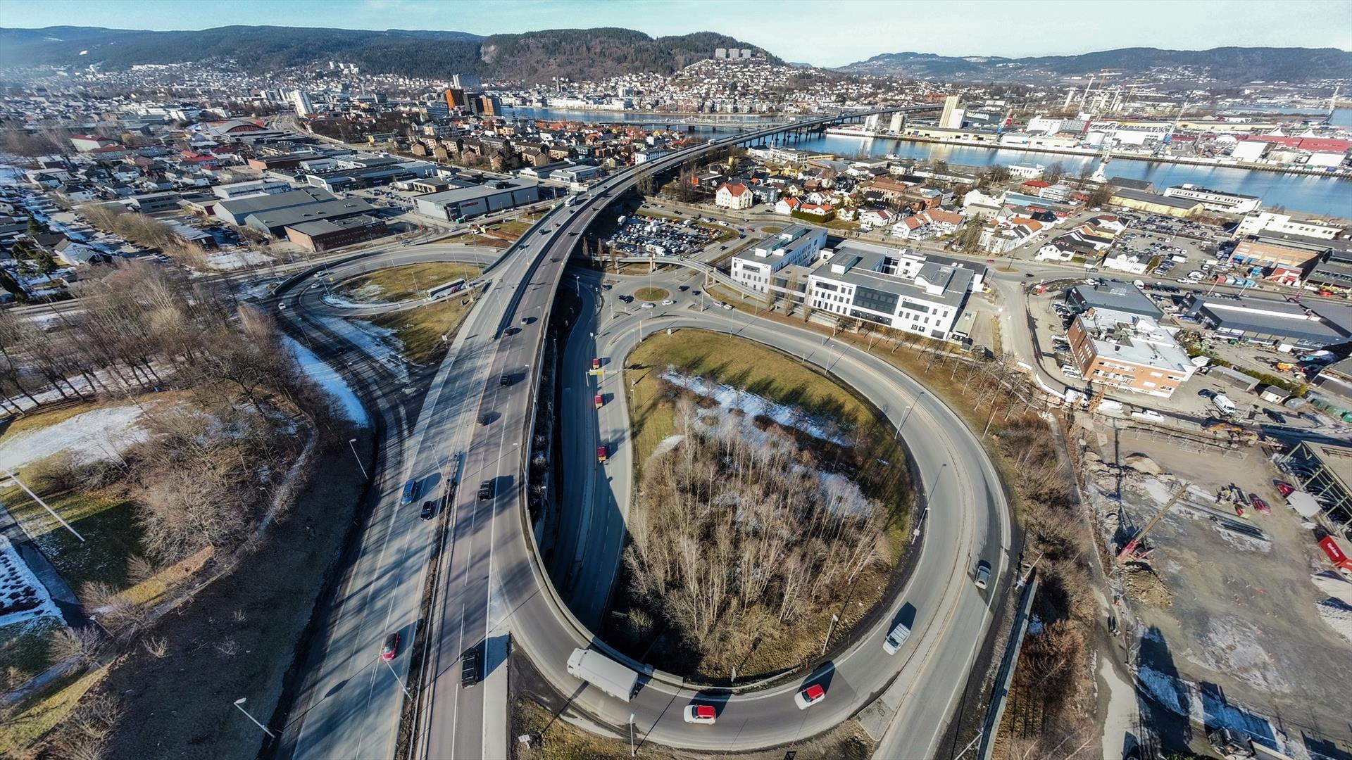 Drammen har en rekke veikryss og trafikkårer gjennom sentrum. Her fra Bangeløkka på Strømsø.