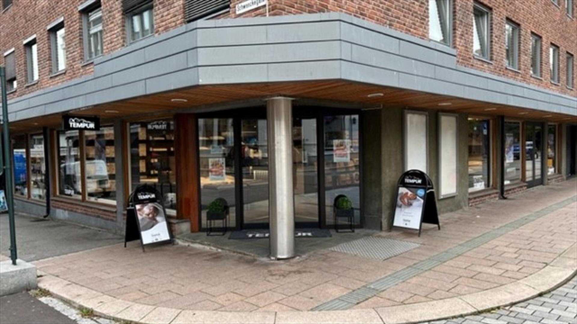 Du finner oss på hjørnet i krysset Nedre Torggate og Schwenckegata