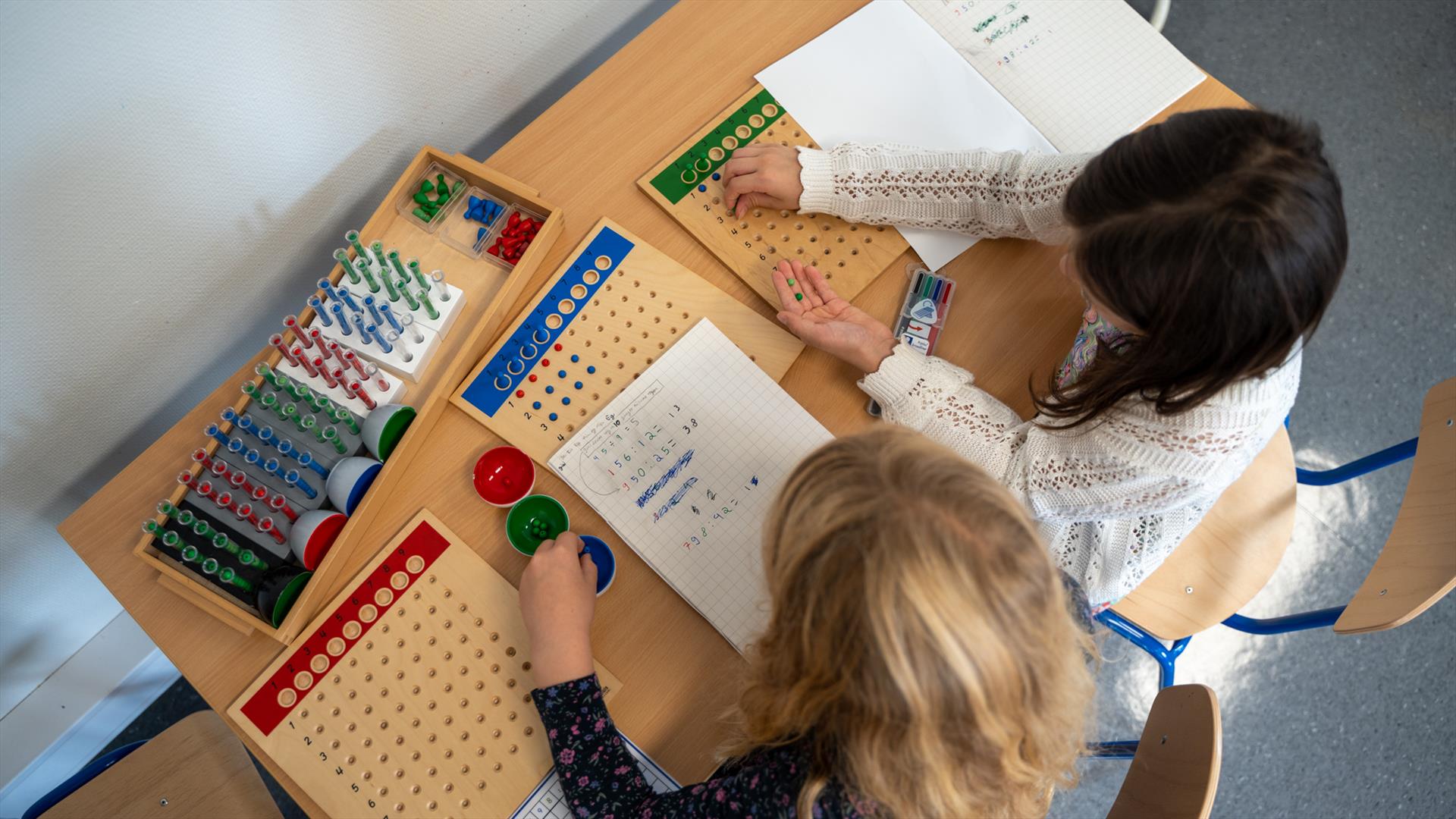 elever jobber med montessorimateriell.