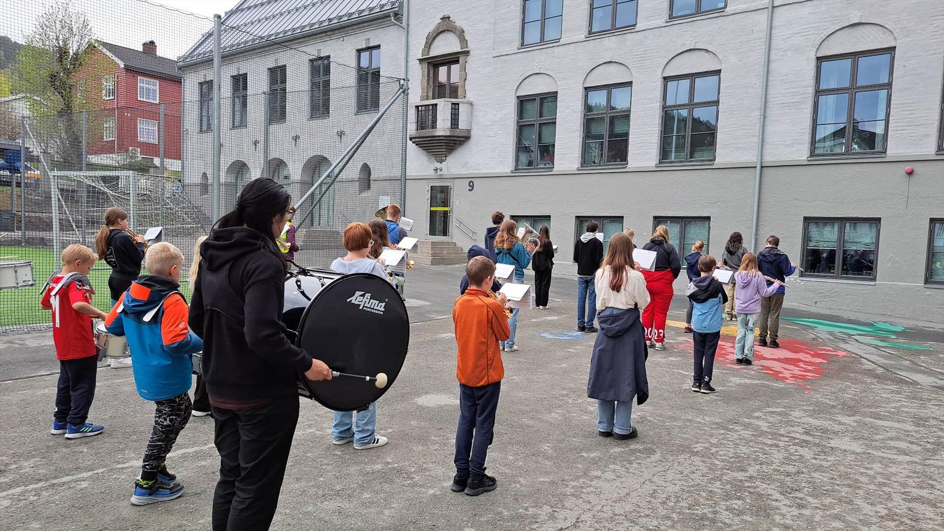 Loppemarsj med Danvik skolekorps