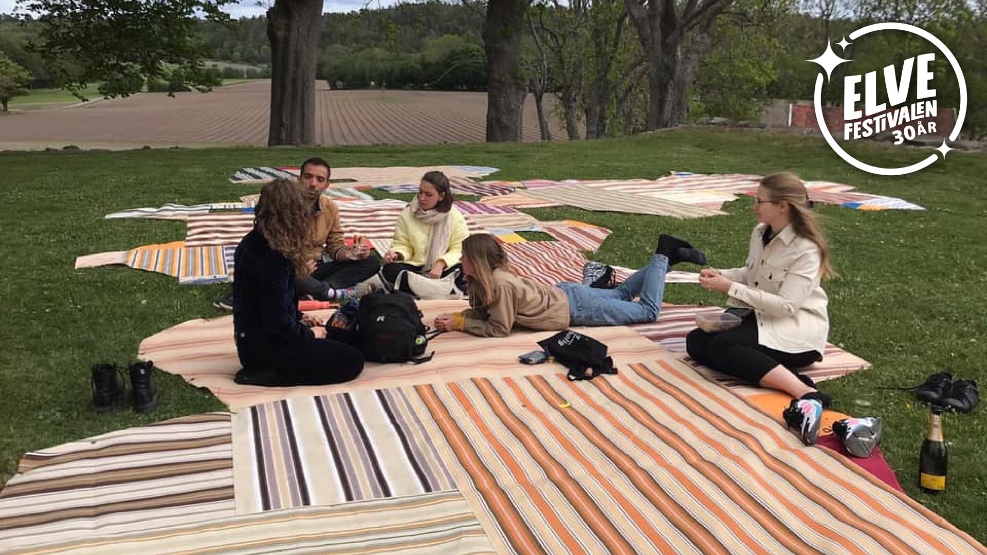 Piknik & Kunst – Healing Blanket på Strømsø torg