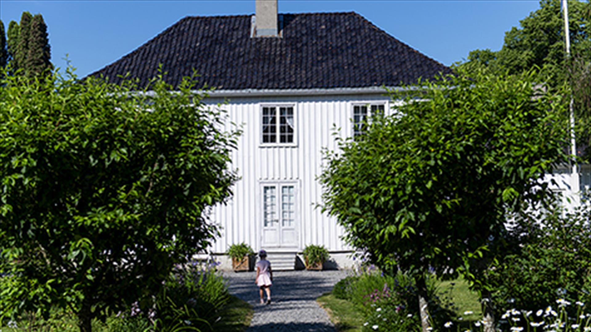 Sommer i den historiske hagen foran Marienlyst.