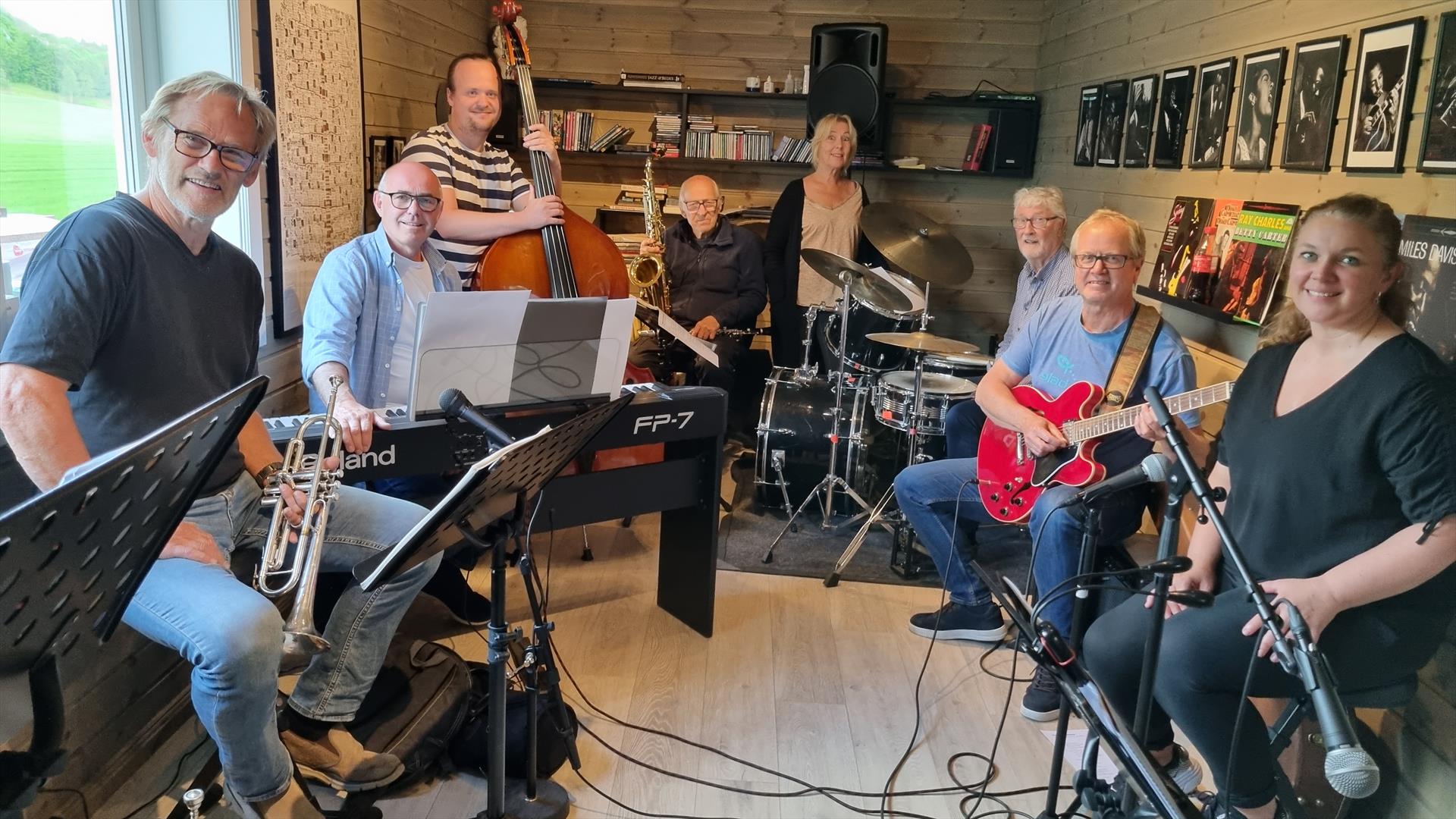 Jensens jazzband består av fra venstre Trond Vetterstad(trompet), Børre Jensen(piano), Robert Opsahl(bass), Nils Petter Hobbelstad(sax), Ann Karin Nilsen(vokal), Egil Fritzøe(trommer), Halvard Foss(gitar) og Heidi Medalen Westbye(vokal).