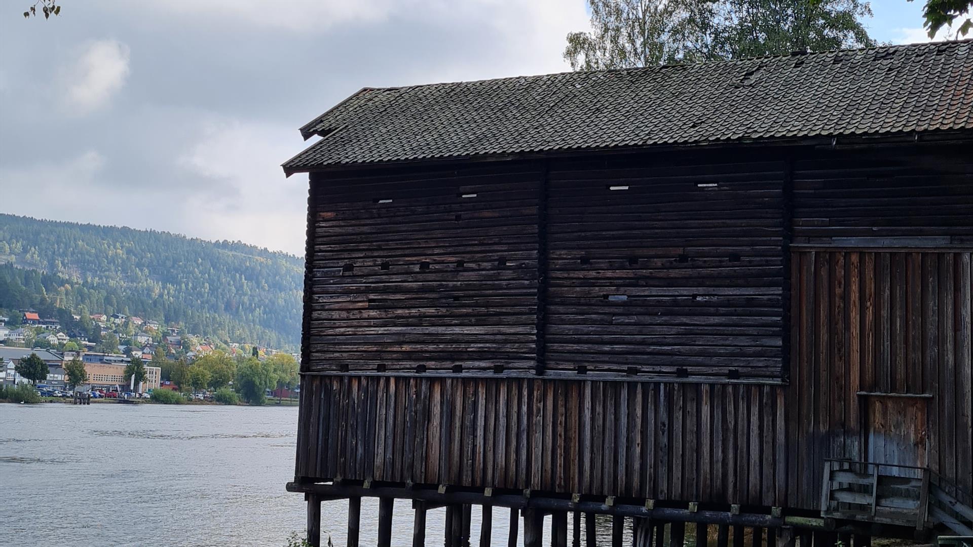 Sjøboden ved elva