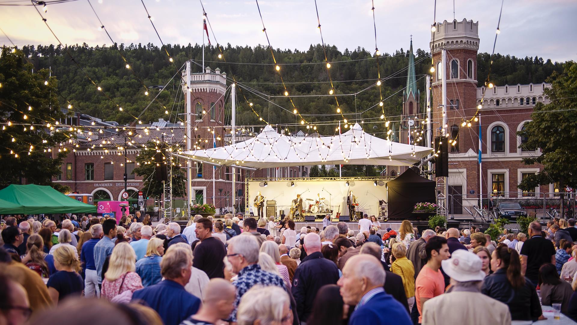 Festivaltorget under Elvefestivalen