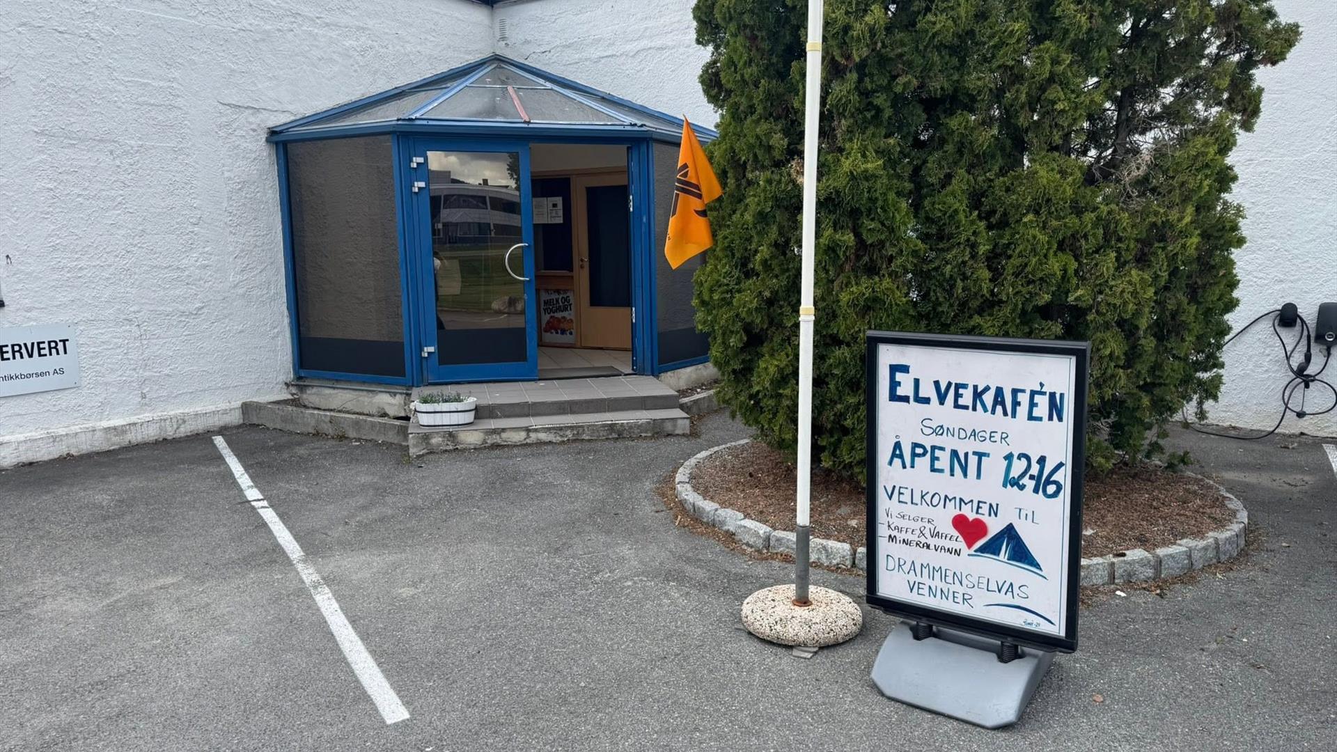 Du kommer til Elvekafeen både fra Nedre Eikervei og fra turveien langs elva.