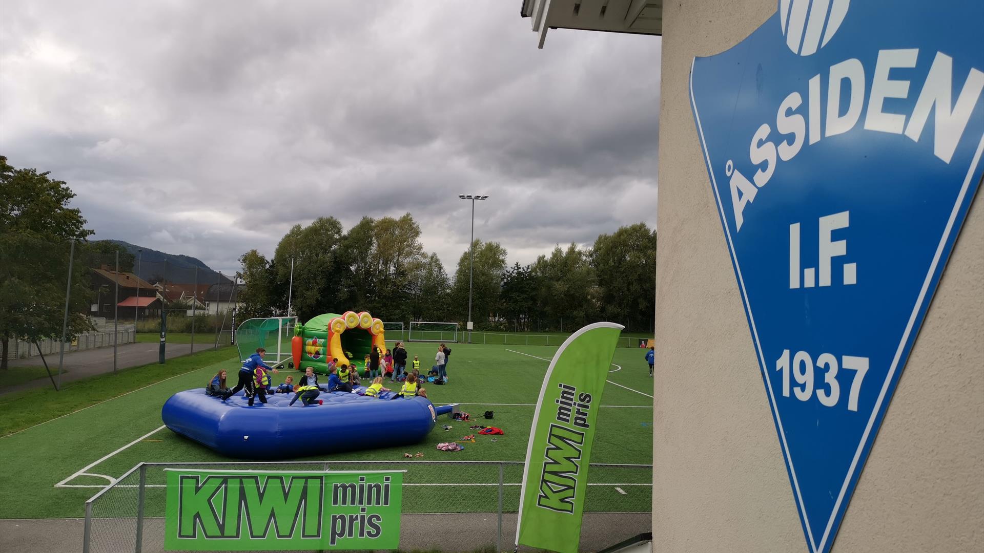 Vi fyller banen med aktiviteter for barna