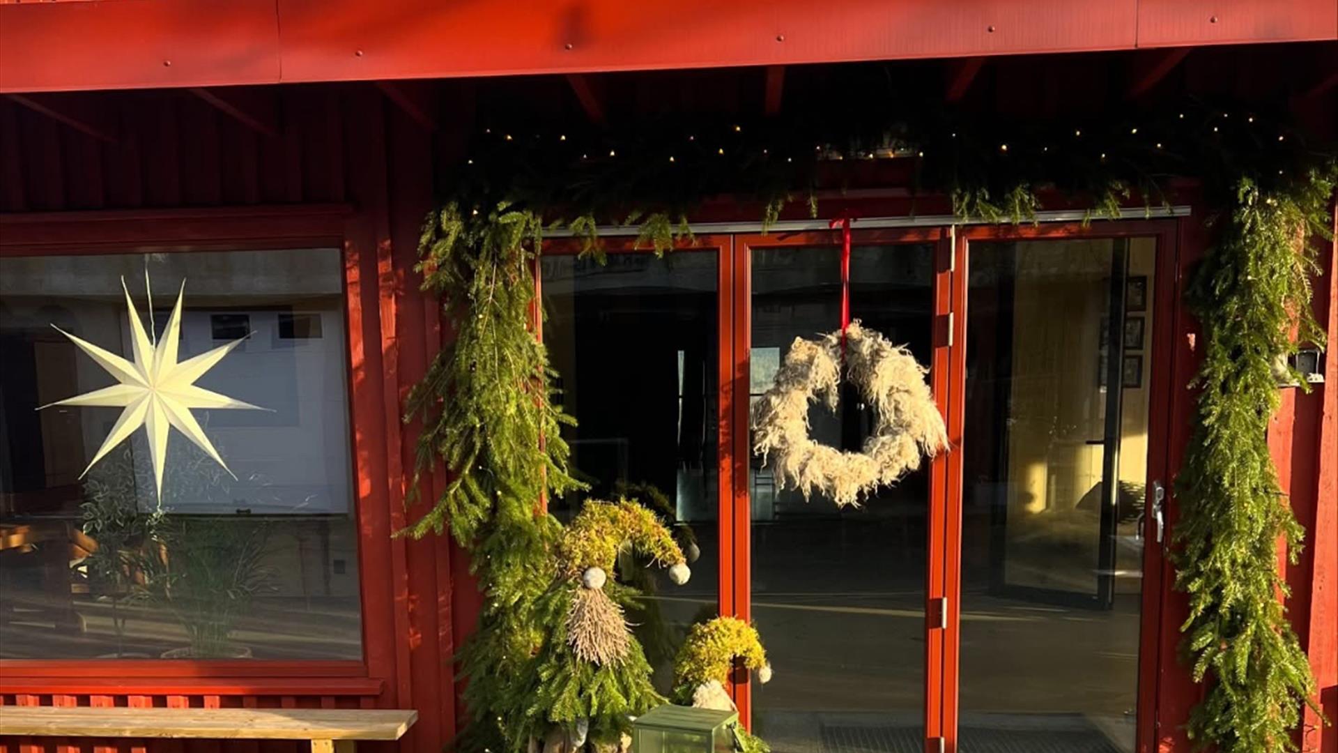 Julepyntet låve med kafé