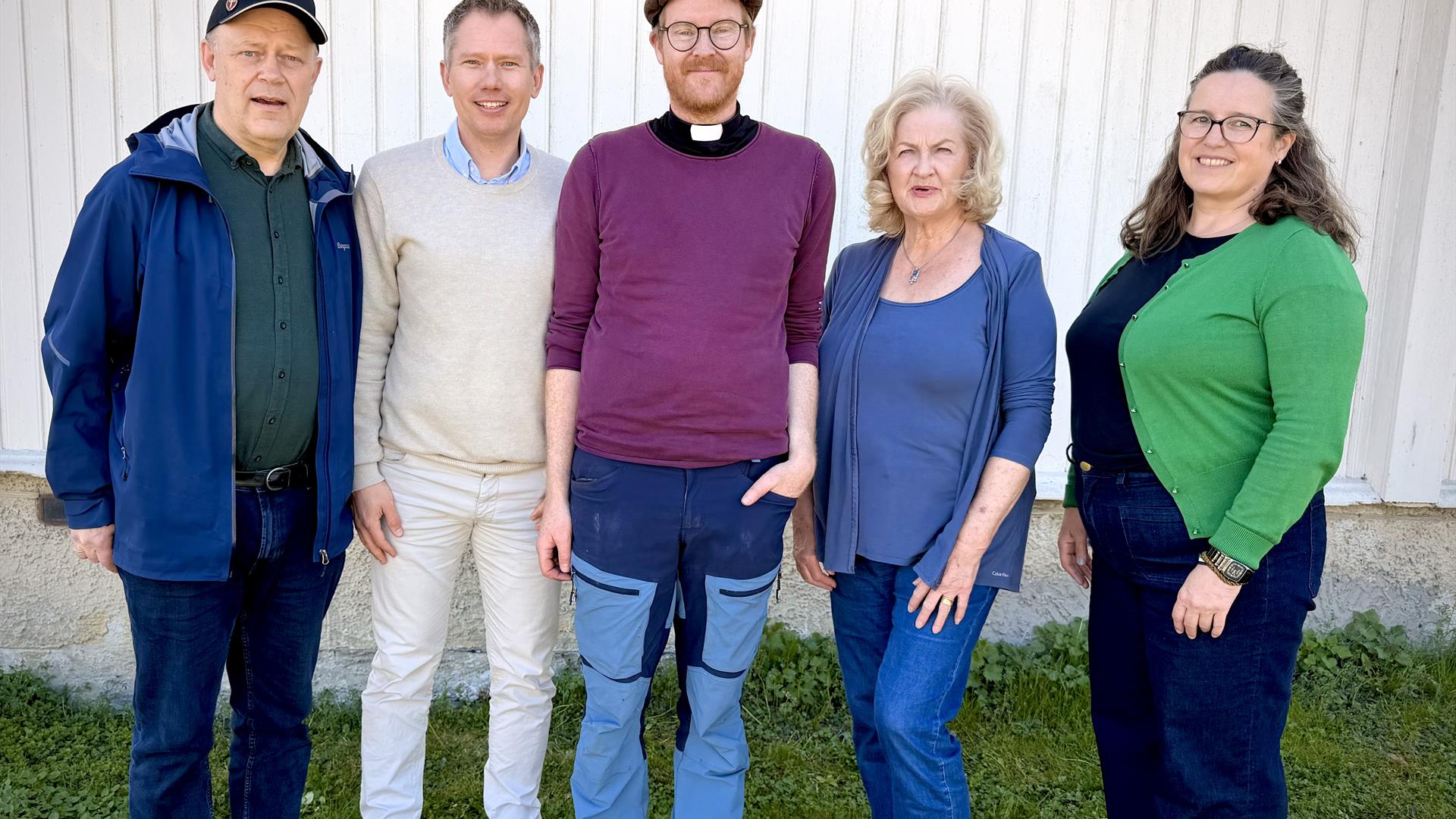 Fra venstre: Knut Hanssen fra Pilegrimsforeningen St. Hallvard av Huseby, ordfører Kjetil Kivle, Harald Torgauten fra Frogner menighet, Anne Wiese Holm fra Lier Historielag og arkeolog Lotte Carrasco fra Lier kommune.