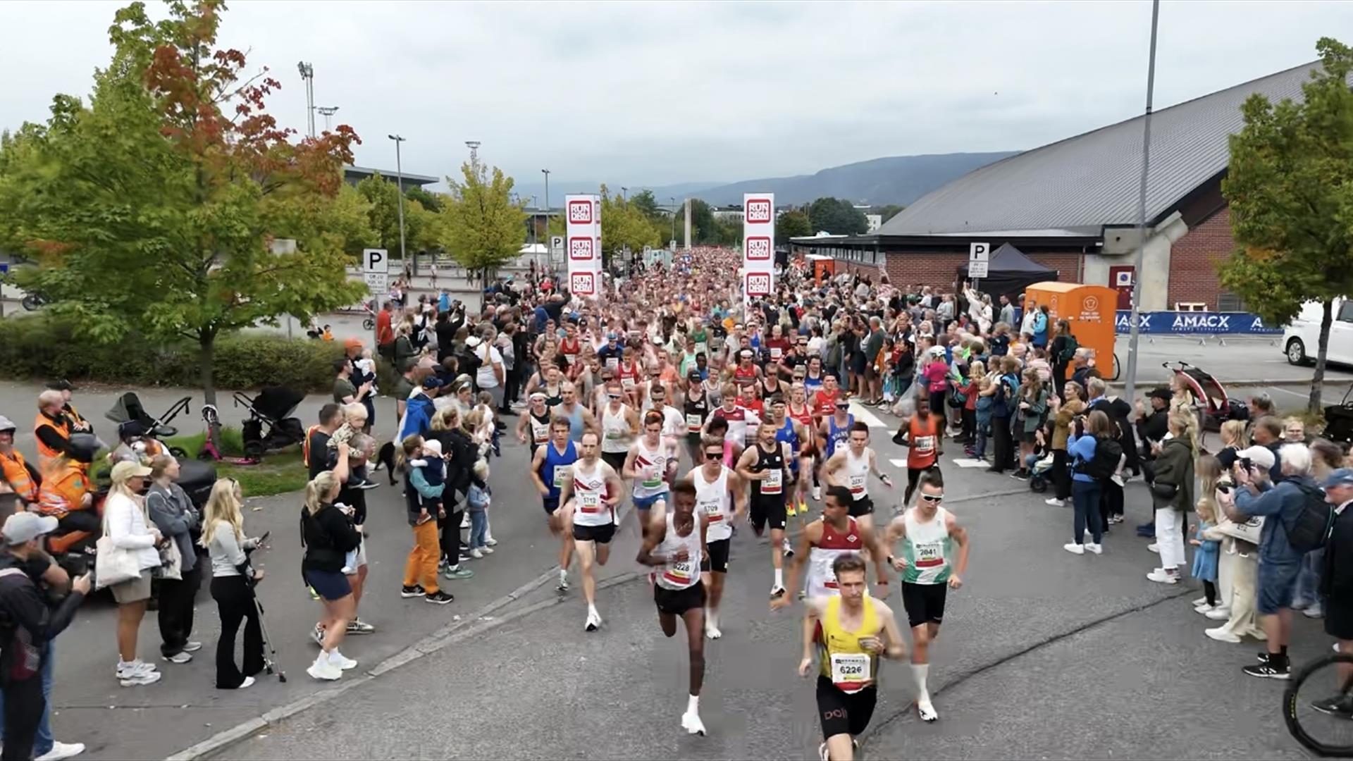 Start ved Drammenshallen (til høyre i bildet)