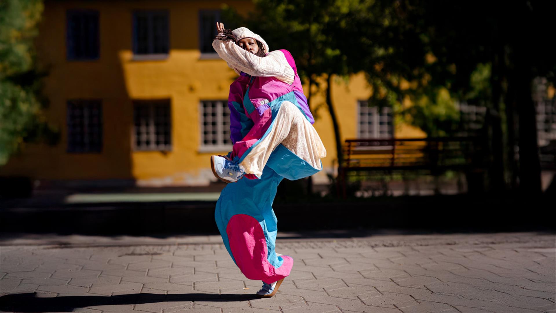 Danser: Ornilia Ubisse, koreografi av Chriz Nypan. Foto: Neil Nisbet/Panta Rei Danseteater
