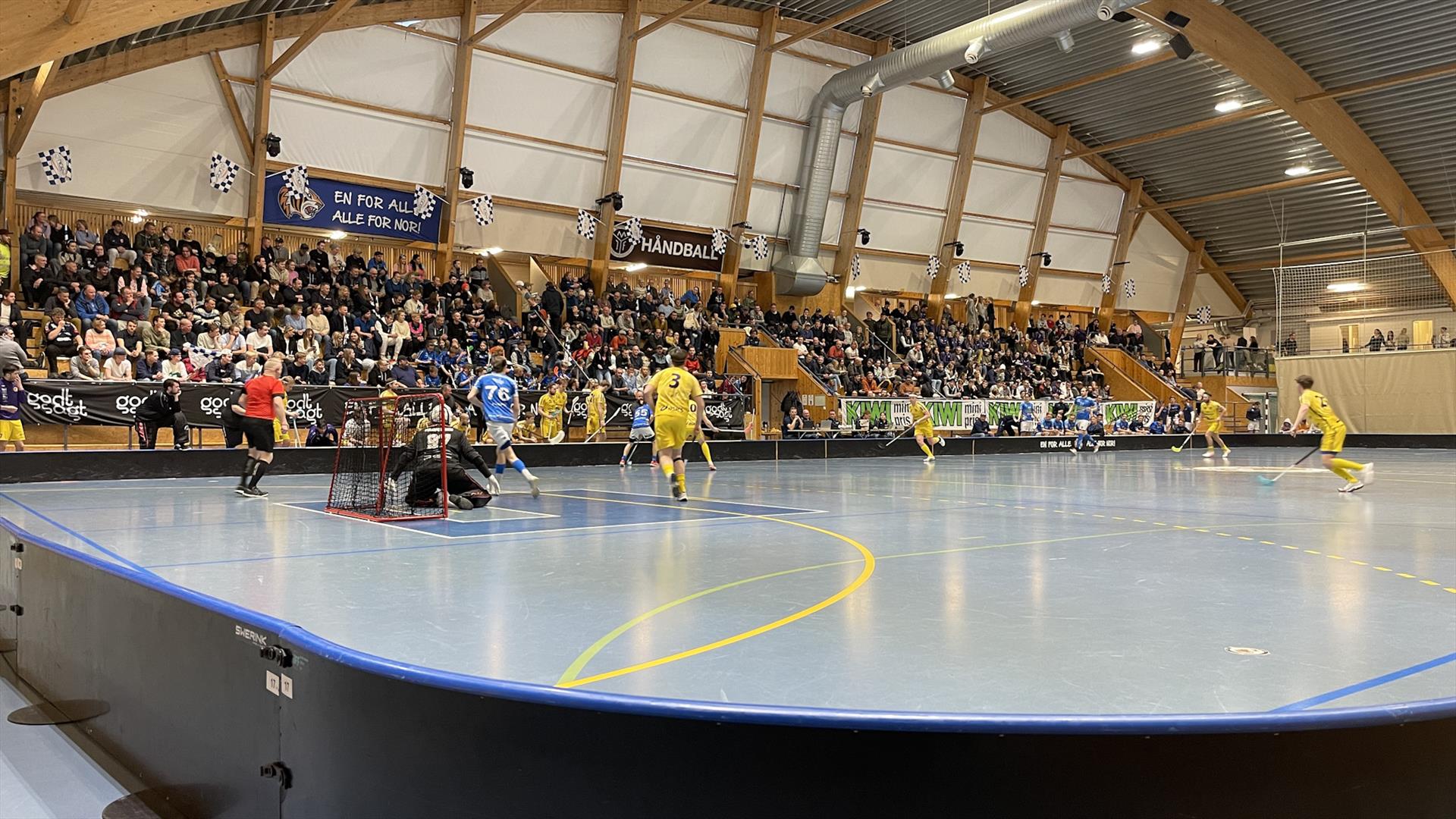 Fulle tribuner i Mjøndalshallen under sluttspillet i innebandy! Kom på kamp!