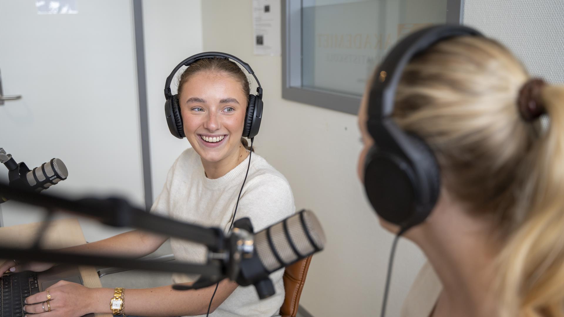 elev på medier og kommunikasjon på akademiet vgs drammen smiler.