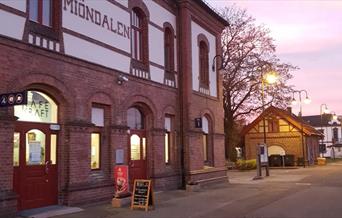 Kafé Kraft finner du i Stasjonsbygningen i Mjøndalen.