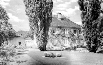 Eldre bilde av østfløyen ved lystgården Marienlyst.