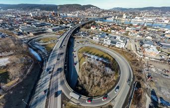 Drammen har en rekke veikryss og trafikkårer gjennom sentrum. Her fra Bangeløkka på Strømsø.