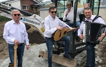 '4 Glade lakser' har gravd frem gode melodier til folkefesten i Hokksund.
