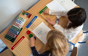 elever jobber med montessorimateriell.
