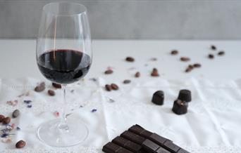 Sjokolade og vin på Criollo Sjokoladebar